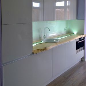 Zabudowa kuchni z artystycznym blatem