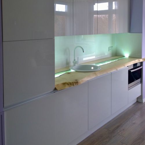 Zabudowa  kuchni  z  artystycznym   blatem